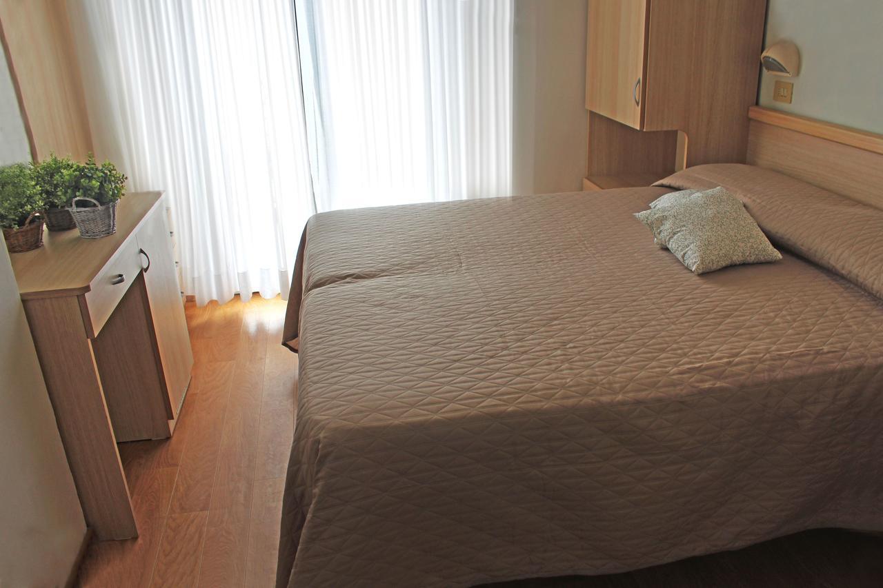 Hotel Lungomare Католика Екстериор снимка