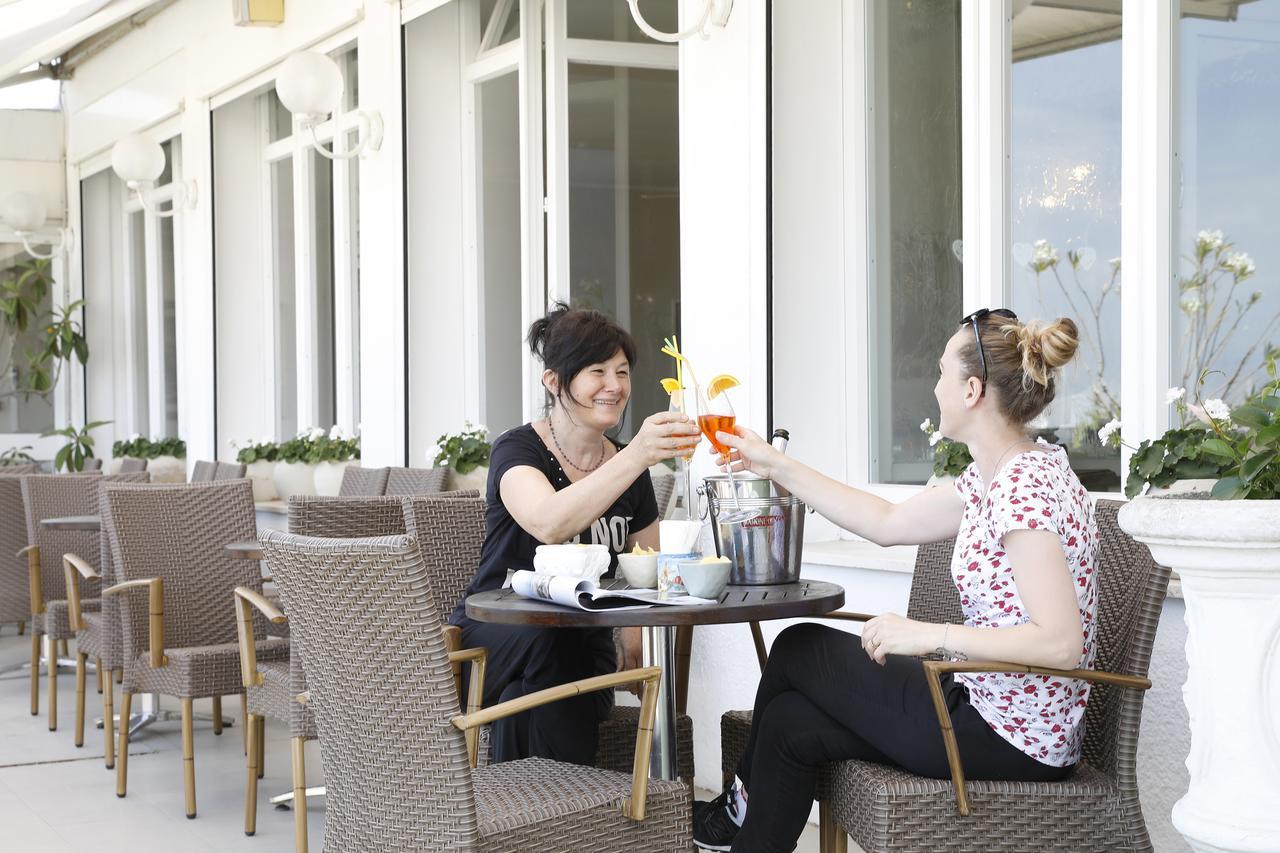 Hotel Lungomare Католика Екстериор снимка